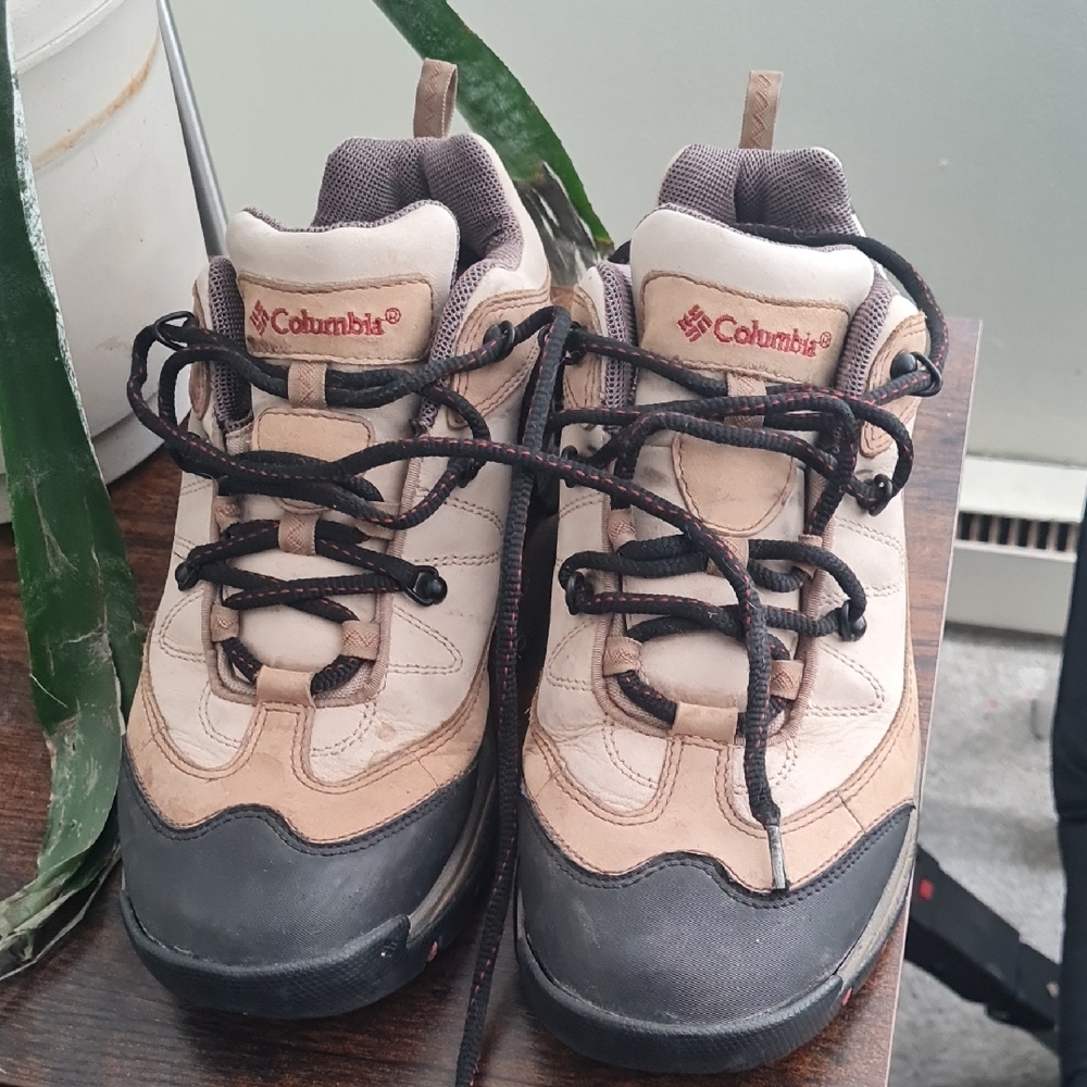 Columbia Mens Size 9 Tan and Black Sneakers